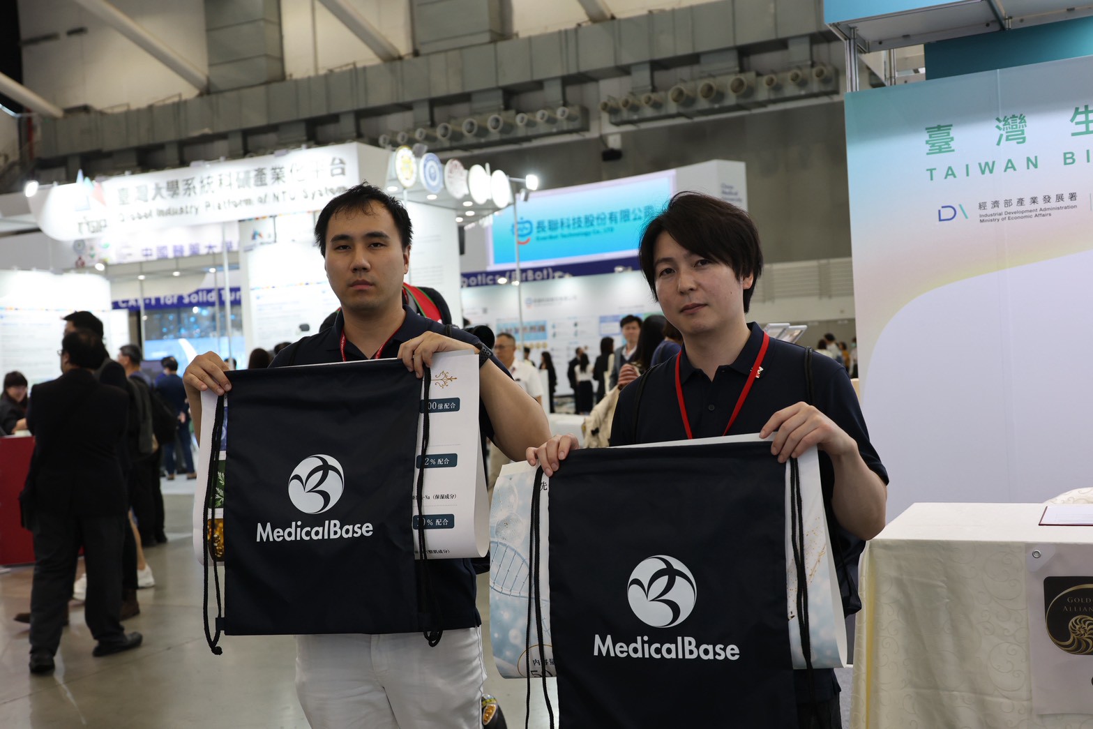 京華堂與 MedicalBase 合作團隊合影
